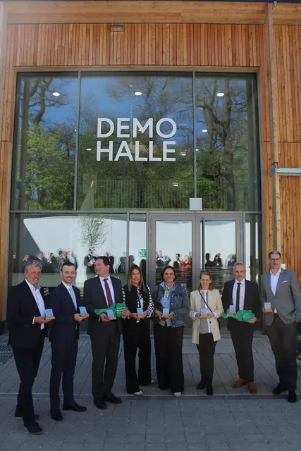 Neben der Sanierung des Bestandsgebäudes wurde ein neuer zweigeschossiger Trakt errichtet. | Foto: BMLUK / Hemerka