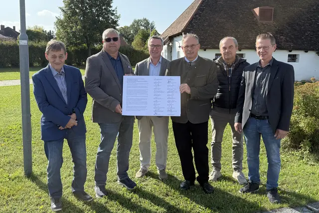 Bürgermeister im Bezirk Hollabrunn kämpfen um notärztliche Versorgung: Bgm. Erwin Kasper (Pernersdorf), Bgm. Peter Frühberger (Seefeld-Kadolz), Bgm. Leo Ramharter (Pulkau), Bgm. Richard Hogl (Wullersdorf), Bgm. Josef Fürnkranz (Hadres), Bgm. Florian Nawara (Haugsdorf). | Foto: Leo Ramharter