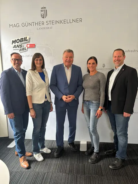 V. l.: Bezirksparteiobmann Günter Pröller, Gemeindevorständin aus Alberndorf Irene Fellner, Landesrat für Infrastruktur Günther Steinkellner, die beiden Gallneukirchner Gemeinderäte Katharina Pöstinger und Rainer Deischinger.



 | Foto: FPÖ UU
