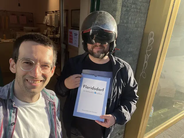 Die Co-Autoren Clemens Ettenauer (l.) und Steveland Rosskastanie (r.) mit ihrem neuen Kalender. | Foto: Ananas Kunstverlag