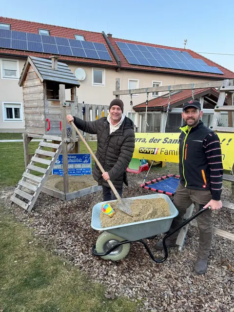 Lester Steimann und Clemens Kreinecker bei der Sandkistenaktion der ÖVP Alkoven.  | Foto: Fabian Ritzberger