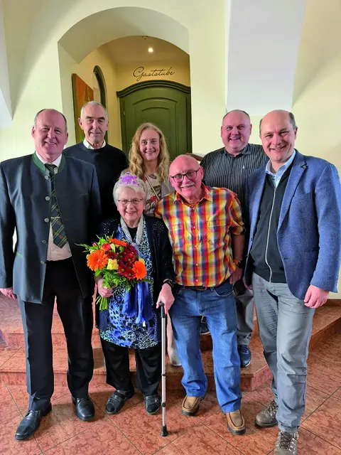 Vizebürgermeister Josef Frühwirth, Seniorenobmann Josef Deutenhauser, Jubilarin Ludmilla Weber, Sabine Steinkellner, Karl Weber, Bruno Weber und Bürgermeister Johannes Pressl (v.l.).
 | Foto: Marktgemeinde Ardagger