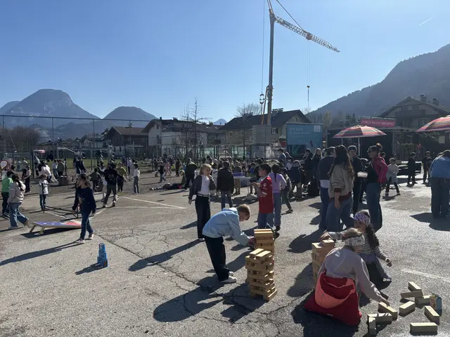 Am Mittwochvormittag wurde rund um das Pflichtschulzentrum gefeiert. Die Kinder genossen den verkehrsfreien Raum rund um das Pflichtschulzentrum.  | Foto: Martina Obertimpfler 