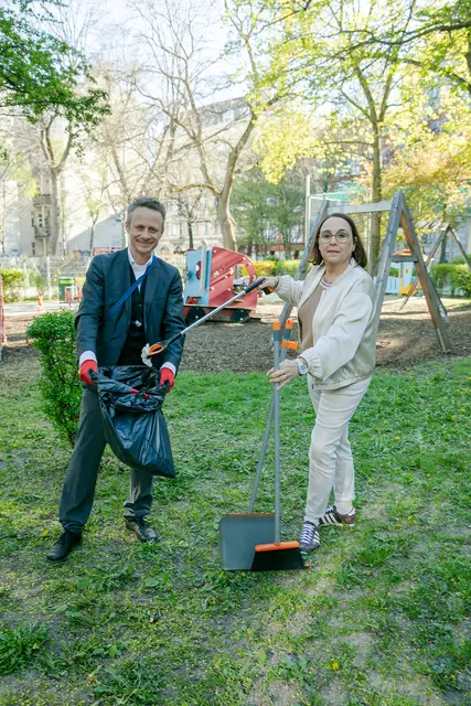 Bezirksvorsteherin Julia Lessacher (SPÖ) griff selbst zu Schaufel und Besen. | Foto: BV6
