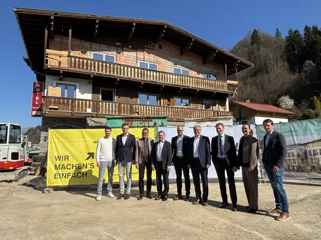 Spatenstich (ohne Spaten) für neue Hauptbankstelle am Areal des früheren Hotels Tirolerhof. | Foto: Klaus Kogler