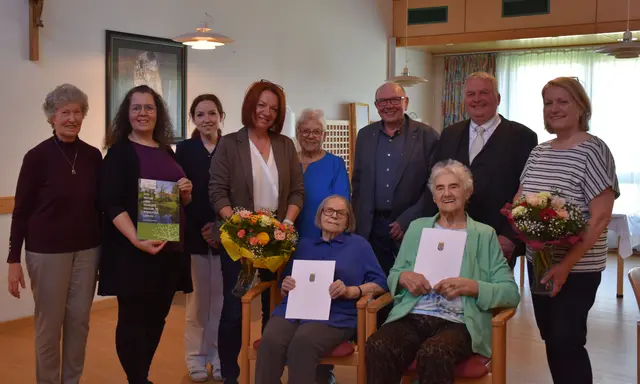 Katzengruber Cäcilia, Ortsvorsteherin Julia Krifter, PBM Schiefermaier Carina PBZ Managerin Pflege und Betreuung), Pflegedirektorin Löckinger Isabella, Nicolussi Helga, Wieser Anna, Vizebürgermeister Seirlehner Alois (VP), Geister Anton (BH Amstetten), Kraml Anna, Kunze Sylvia (v.l.) | Foto: privat