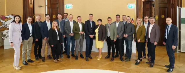 Bei einem Vernetzungstreffen zwischen LH-Stv. Manuela Khom und LR Stefan Hermann (Mitte) mit den Vorsitzenden und Geschäftsführern der steirischen Regionalmanagements standen die regionale Zusammenarbeit, Nahversorgung und interkommunale Kooperation im Fokus. 
 | Foto: Land Steiermark/PB Hermann