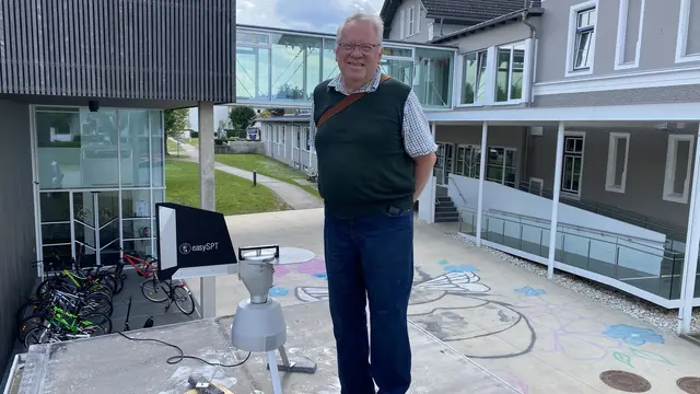 Helmut Zwander vom Pollenwarndienst Kärnten zeigt sich mit der mobilen „Pollenfalle“ am Gelände der Europaschule in St. Michael ob Bleiburg – dort misst sie seit Juni 2025 die Luft für Allergiker. | Foto: Danilo Katz