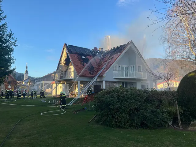 105 Feuerwehrleute kämpften in Passail gegen Dachstuhlbrand