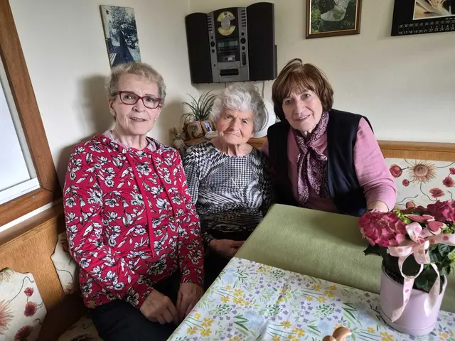 Waltraud Gratz (Mitte) feierte ihren 90. Geburtstag. Christa Schrittwieser und Margarete Putz vom Pensionistenverband Türnitz überbrachten die Glückwünsche. | Foto: Pensionistenverband Türnitz