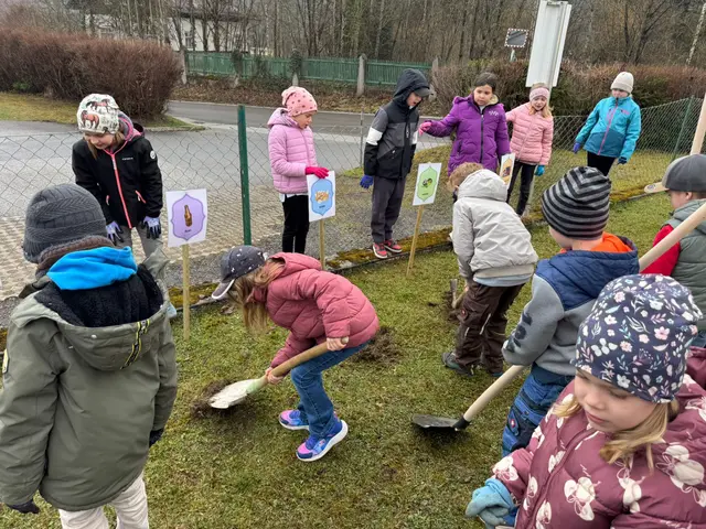 Mit viel Begeisterung beteiligten sich die Kinder am Anlegen des „Müllfriedhofs“ und lernten spielerisch den Umgang mit Abfällen. | Foto: Verein Region Traisen-Gölsental