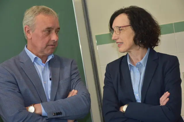 Jugendrotkreuz Bezirkstag 2026 in der Mittelschule Waldhausen. Bürgermeister Franz Gassner aus Waldhausen und MS Direktorin Maria Höbart.  | Foto: Robert Zinterhof