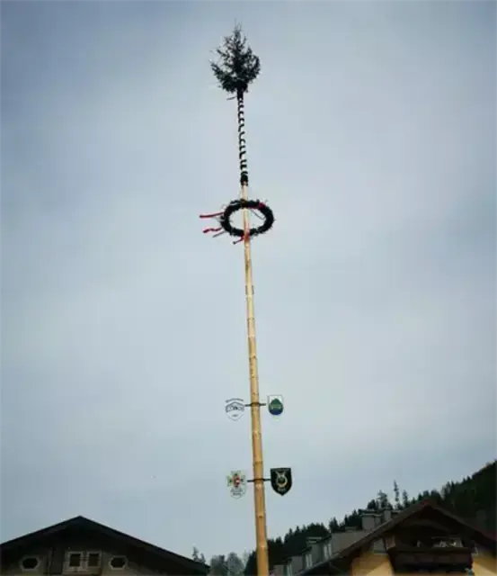 Maibaum in Bruck an der Glocknerstraße. | Foto: Gemeinde Bruck an der Glocknerstraße.