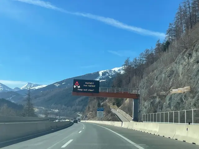 So leer wie auf diesem Bild präsentiert sich die A13 selten. Oft stehen die Lkw auf der rechten Fahrspur dicht an dicht. Um das Abfahren zu erleichtern, wurden jetzt Maßnahmen ergriffen. | Foto: Kainz