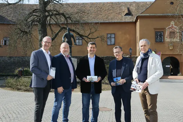 Burg-Herren aus Schlaining und Köszeg kooperieren: Werner Glösl, Béla Básthy, István Pócza, Norbert Darabos, Gerhard Krammer (v.l.). | Foto: Landesholding Burgenland