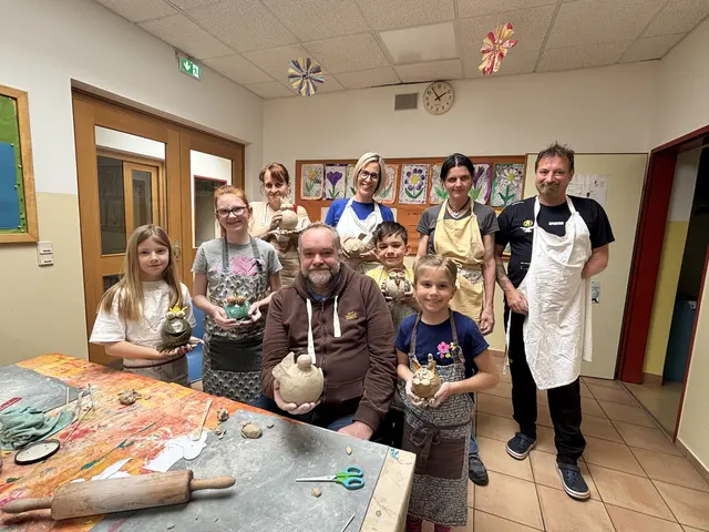 Töpfernachmittage in der Volksschule Radweg: Klienten des PerspektivenRAUMS Feldkirchen arbeiten gemeinsam mit den Kids. | Foto: MeinBezirk/Isabella Friessnegg