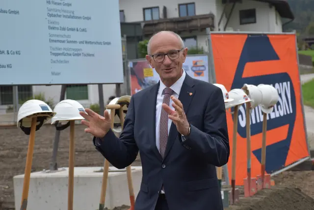 Die Landesregierung mit LH Anton Mattle schüttete kürzlich die GAF Mittel für den Bezirk aus.  | Foto: Haun