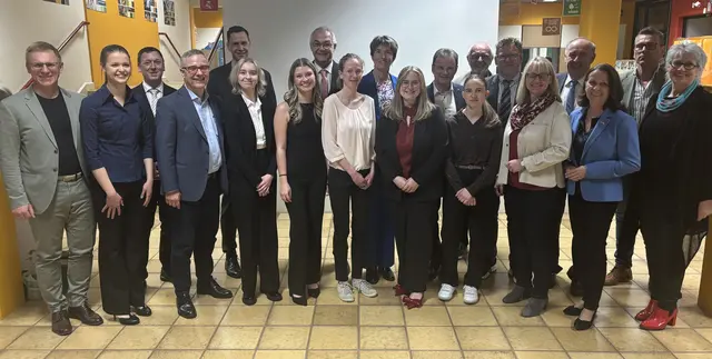 Schüler, Lehrer, Fest- und Ehrengäste sowie Partner der regionalen Wirtschaft beim abschließenden Pressefoto.
