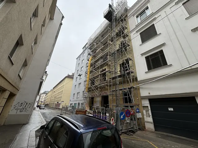 Das Gebäude in der Belvederegasse 32 wird zum Zweitgebäude einer Volksschule. Wie soll der neue Schulvorplatz gestaltet werden? Dafür gibt es ein Beteiligungsverfahren – mittels KI. | Foto: Nathanael Peterlini/MeinBezirk