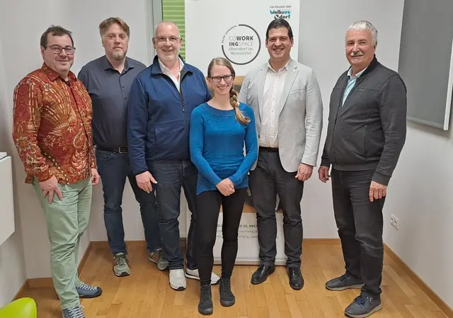  Rainer Weisshaidinger (Kassier), Markus Graf-Rosenfellner (Kassier-Stellvertreter), Karl Glonig (Obmann), Julia Stidl (Hosting), Dominic Litzka (Bürgermeister Stadtgemeinde Wolkersdorf), Christian Schrefel (Stadtrat Stadtgemeinde Wolkersdorf) | Foto: Coworking Space Obersdorf