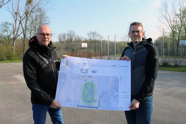 Vizebürgermeister Christian Habisohn (links) und Jugendstadtrat Marco Luksch präsentieren vor Ort in Mannswörth den fertigen Plan  | Foto: Stadtgemeinde Schwechat