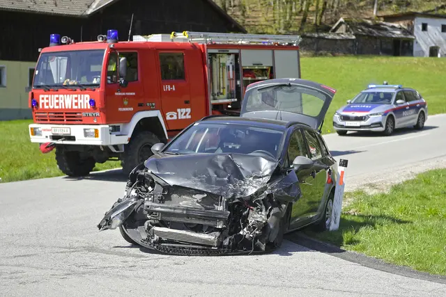 Zwei Personen nach Zusammenprall schwer verletzt