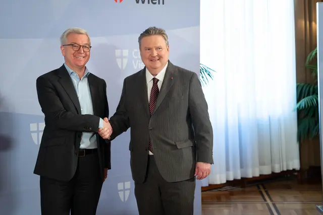 Fester Handschlag: Michael Höllerer, Generaldirektor der Raiffeisen-Holding Niederösterreich-Wien, und Bürgermeister Michael Ludwig. | Foto: Sade Jerabek/MeinBezirk