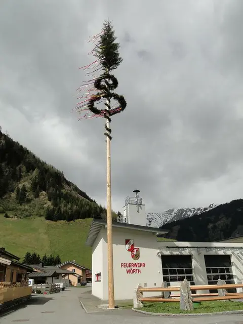 Maibaumaufstellen bei der Feuerwehreinsatzzentrale in Wörth. | Foto: Rauriesertal.at