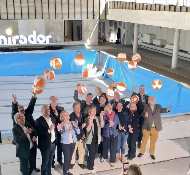 Projektverantwortliche sowie zahlreiche Stadt- und Gemeinderäte kamen zur Markenpräsentation ins neue Hallenbad Mirador | Foto: em