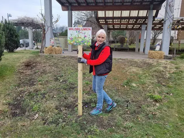Elf Jahre lang war Sigrid Zaloznik mit all ihrer Liebe und Leidenschaft dabei, St. Peter-Freienstein durch Blumenschmuck zu verschönern. Dass die Marktgemeinde diesbezüglich nun andere Pläne beschlossen hat, trifft die 82-Jährige hart.  | Foto: Astrid Höbenreich-Mitteregger