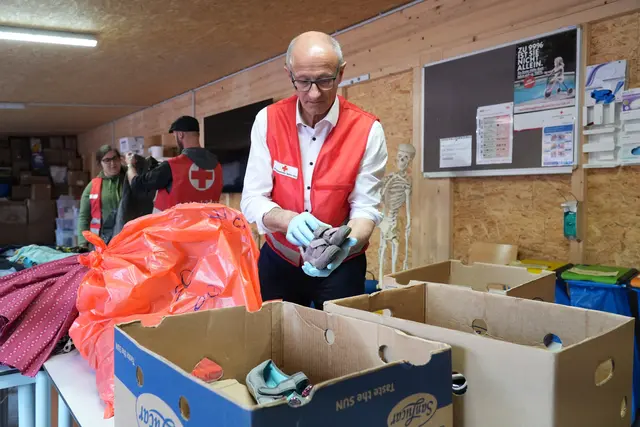 Von 22. bis zum 28. April steht in Tirol die Freiwilligenwoche an mit neuem Teilnahmerekord. Auch LH Anton Mattle half letztes Jahr beim Projekt „Kleider machen Leute – Leute brauchen Kleider“. | Foto: Land Tirol/Hörmann