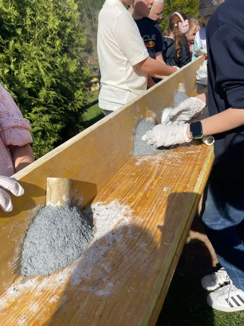 Gemeinsam wurden Nisthilfen für die Rauchschwalben angefertigt. | Foto: Gemeinde Geistthal-Södingberg