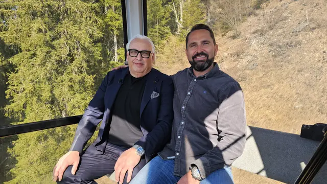 Foto: Matthias Lechthaler (re) übernimmt ab 01. Mai 2026 den Alpengasthof Muttersberg von Johann (Hansi) Bandl (li) und berichten in der Fernsehgondel bei Andreas Seeburger über die Zukunftspläne auf "1401."