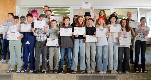 Am Ende der Sprachwoche erhielten alle teilnehmenden Schülerinnen und Schüler ein Zertifikat. | Foto: Mittelschule Königsweg