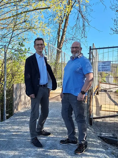 Bürgermeister Peter Teix und Peischings Ortsvorsteher Thomas Steurer bei der sanierungsbedürftigen Brücke am Furtweg in Neunkirchen. | Foto: Armin Zwazl