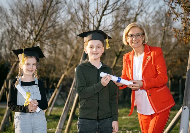 Landeshauptfrau Johanna Mikl-Leitner mit Amelie und Lorenz. | Foto: NLK Pfeffer