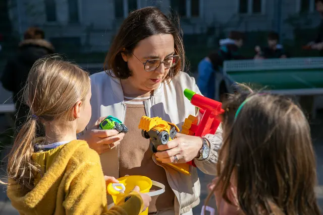 Neben dem Aufsammeln von Zigarettenstummeln, Taschentüchern und Getränkedosen gab es Sandspielzeug und Tischtennissets für die jungen Mariahilferinnen und Mariahilfer. | Foto: BV6