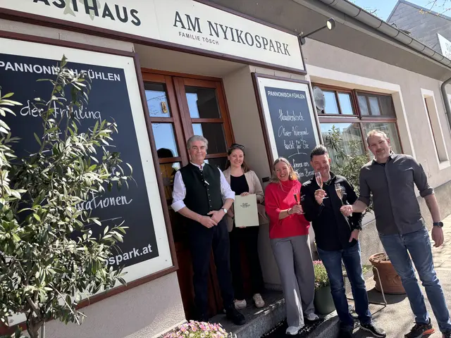 Neuer Küchenchef für das Stadtgasthaus am Nyikospark in Neusiedl am See: (v.l.) Patron Fritz Tösch, Vera Mayer-Tösch, Restaurantleiterin und Sommelière Nicole Wandaller, Küchenchef Oliver Wiegand und Sous-Chef Dominic Beck.  | Foto: Stefan Schneider/MeinBezirk