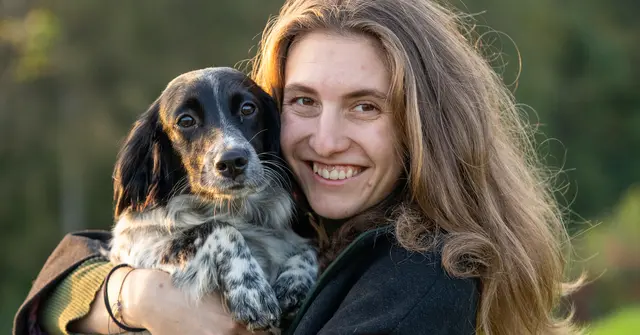 Marie-Therese Jahn mit Cara-Mia, ihrer aus Montenegro stammenden Hündin. | Foto: Timim Altimimi