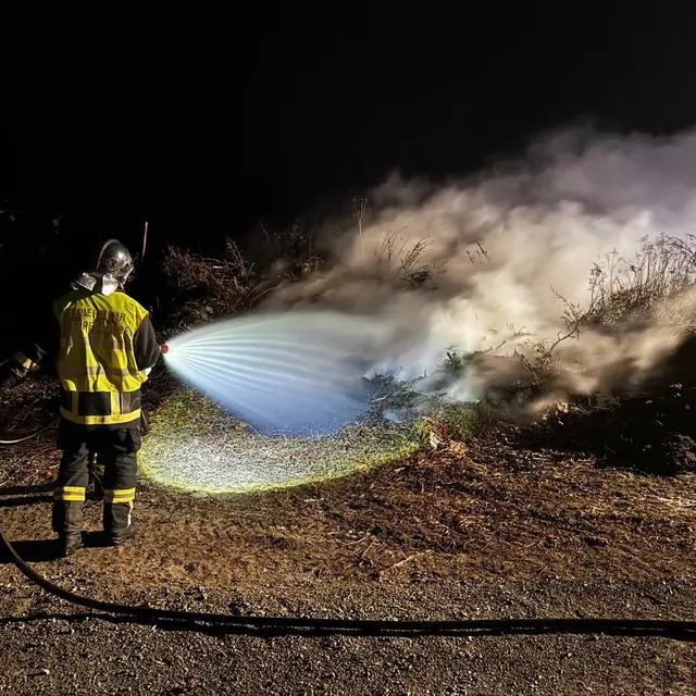 In Weppersdorf geriet draußen ein Holzlager in Brand. | Foto: Feuerwehr Weppersdorf