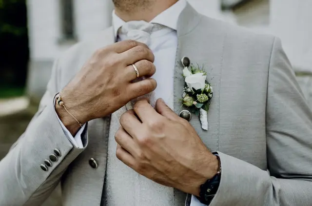 Die Ansteckblumen zur Hochzeit sind ein zauberhaftes Detail für Bräutigam, Väter, Trauzeugen und alle besonderen Gäste. „Blumentraum Wels“.