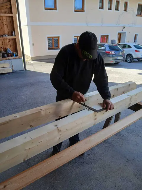 Anpacken für die Tiere. | Foto: Gemeinde Schwarzau im Gebirge