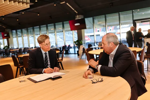 ÖFB-Aufsichtsratsvorsitzender Josef Pröll in der Raiffeisen Arena des LASK im Interview mit Mein Bezirk Oberösterreich-Chefredakteur Thomas Winkler zu den Verhandlungen mit Teamchef Ralf Rangnick über eine Vertragsverlängerung: "Wir sind in aufrichtigen Gesprächen, nix ist fix bevor nicht alles fix ist." | Foto: MeinBezirk/Benjamin Reischl