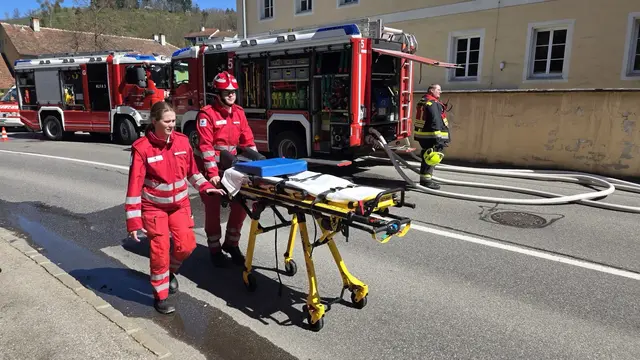 Dachstuhlbrand in Krems eskalierte, Feuerwehr im Großeinsatz