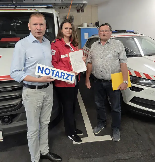 Notarzt ist fürs Retzer Land extrem wichtig: Bürgermeister von Retz Stefan Lang, Bezirksstellenleiterin vom Roten Kreuz Retz Christina Schwarzböck, Manfred Marihart als Vertreter der Senioren | Foto: Stadtgemeinde Retz