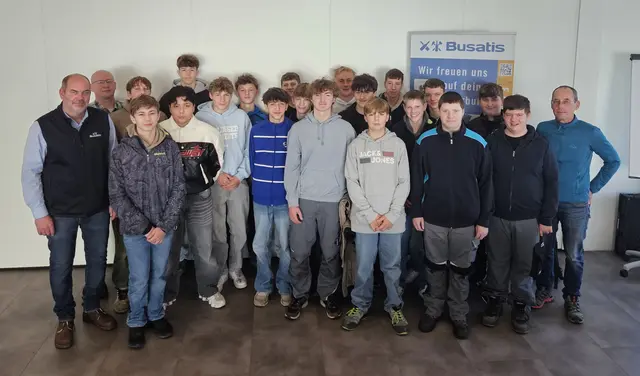 19 Schüler der Polytechnischen Schule in Scheibbs besuchten die Firma Busatis in Purgstall an der Erlauf. | Foto: Busatis GmbH