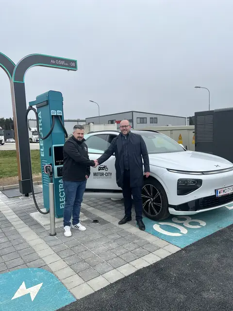 Wolfgang Wagner von der Motorcity Wien und Sébastien Aldegué von Electra. | Foto: Electra