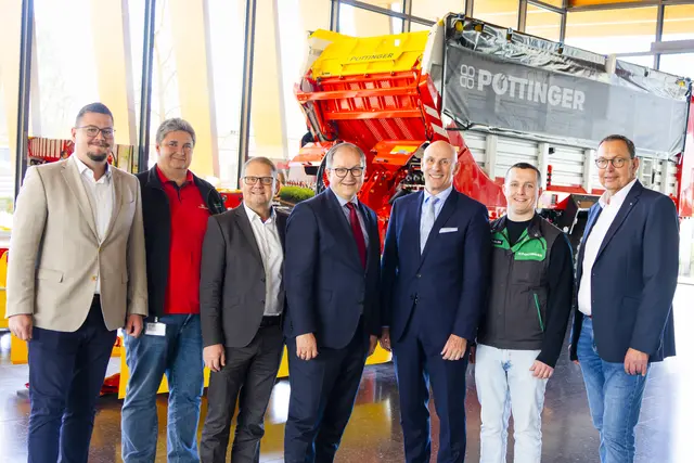 v.l.n.r.: Landtagsabgeordneter Thomas Antlinger, Franz Arthofer (Pöttinger), Konrad Baschinger (Pöttinger), Landesparteivorsitzender Martin Winkler, Gregor Dietachmayr (Pöttinger), Sandro Entholzer (Pöttinger) und Bürgermeister Klaus Höllerl. | Foto: SPÖ Oberösterreich/Sophie Ganglberger