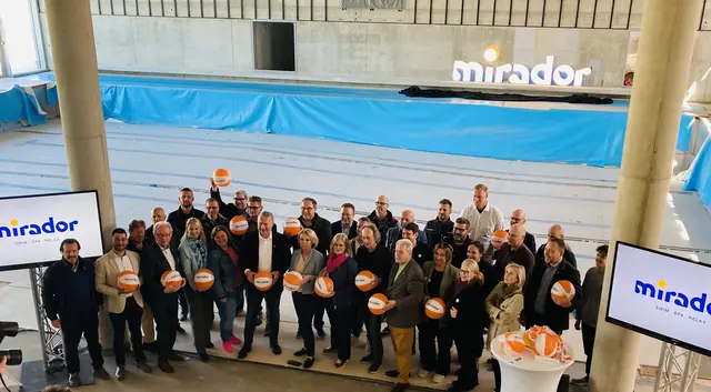 Projektverantwortliche, Vertreter:innen der Baufirmen sowie zahlreiche Stadt- und Gemeinderäte kamen zur Markenpräsentation ins neue Hallenbad Mirador | Foto: em