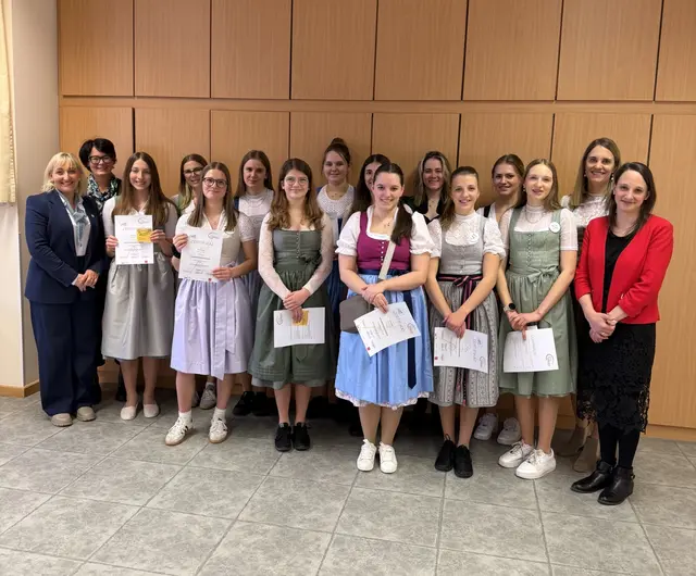 Zwölf neue diplomierte Käsekennerinnen